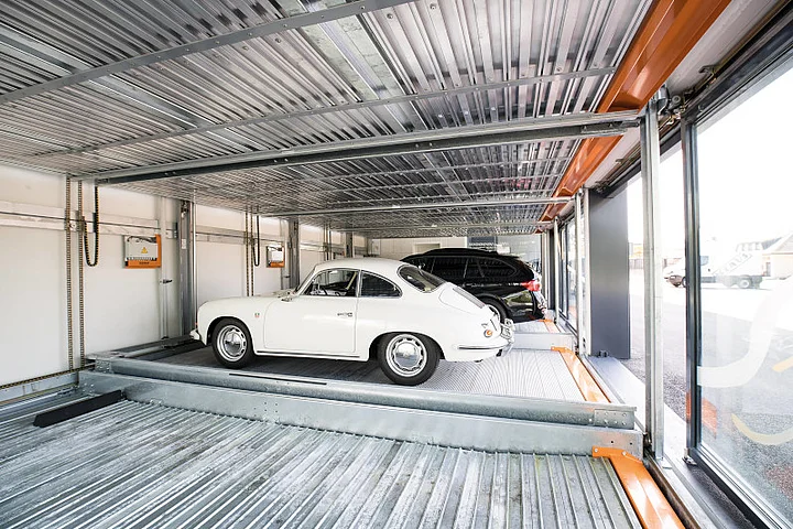 Porsche weiß in gereinigter Duplex Garage. Recla Reinigungsfirma