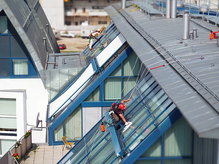 Reinigung Außenfassade aus Glas. Gebäudereinigungsfirma Wien