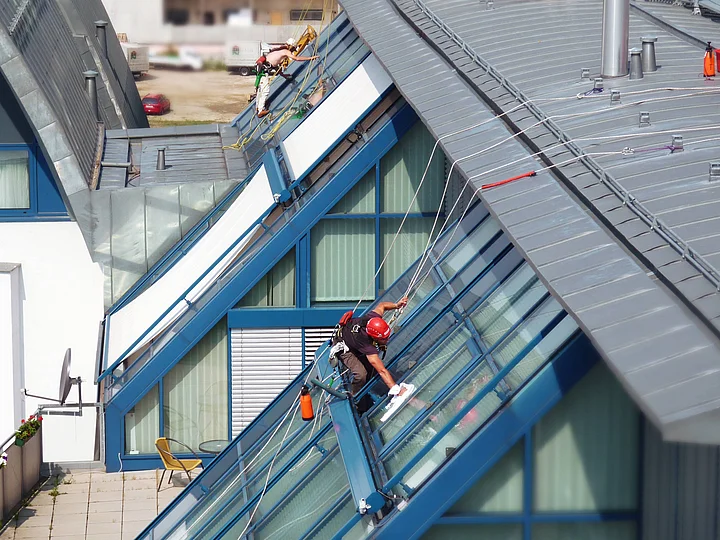 Reinigung Außenfassade aus Glas. Gebäudereinigungsfirma Wien