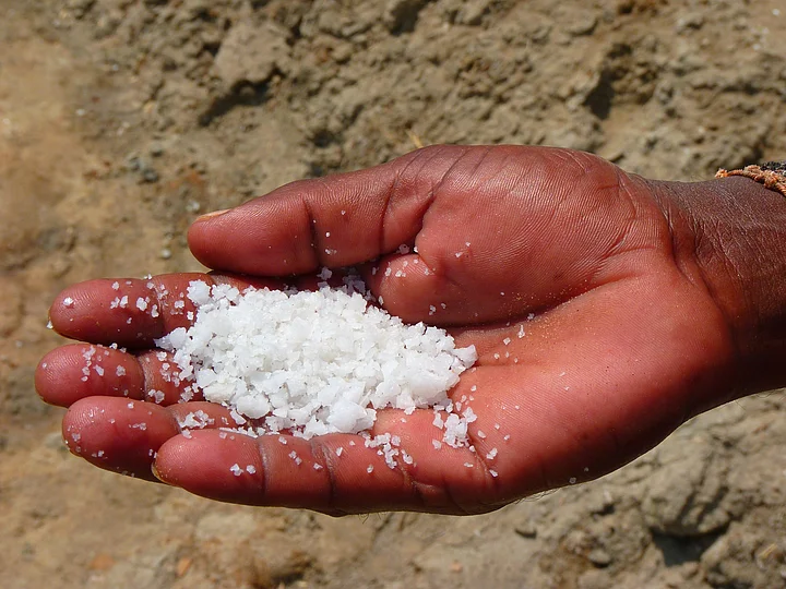 Salz in Hand