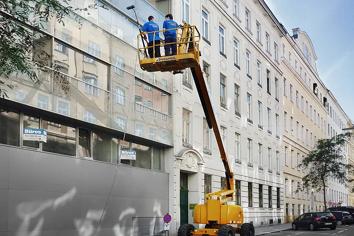 Reinigung Fassade mit Steiger Recla Reinigungsfirma in Wien