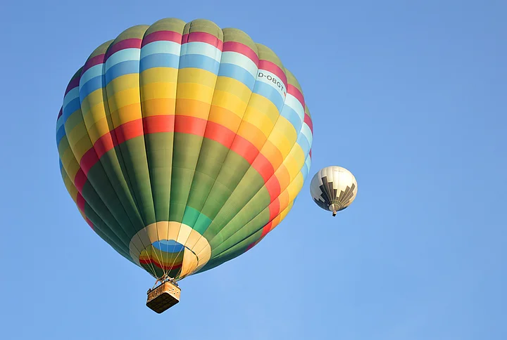 Bunter Heißluftballon schwebt am Himmel