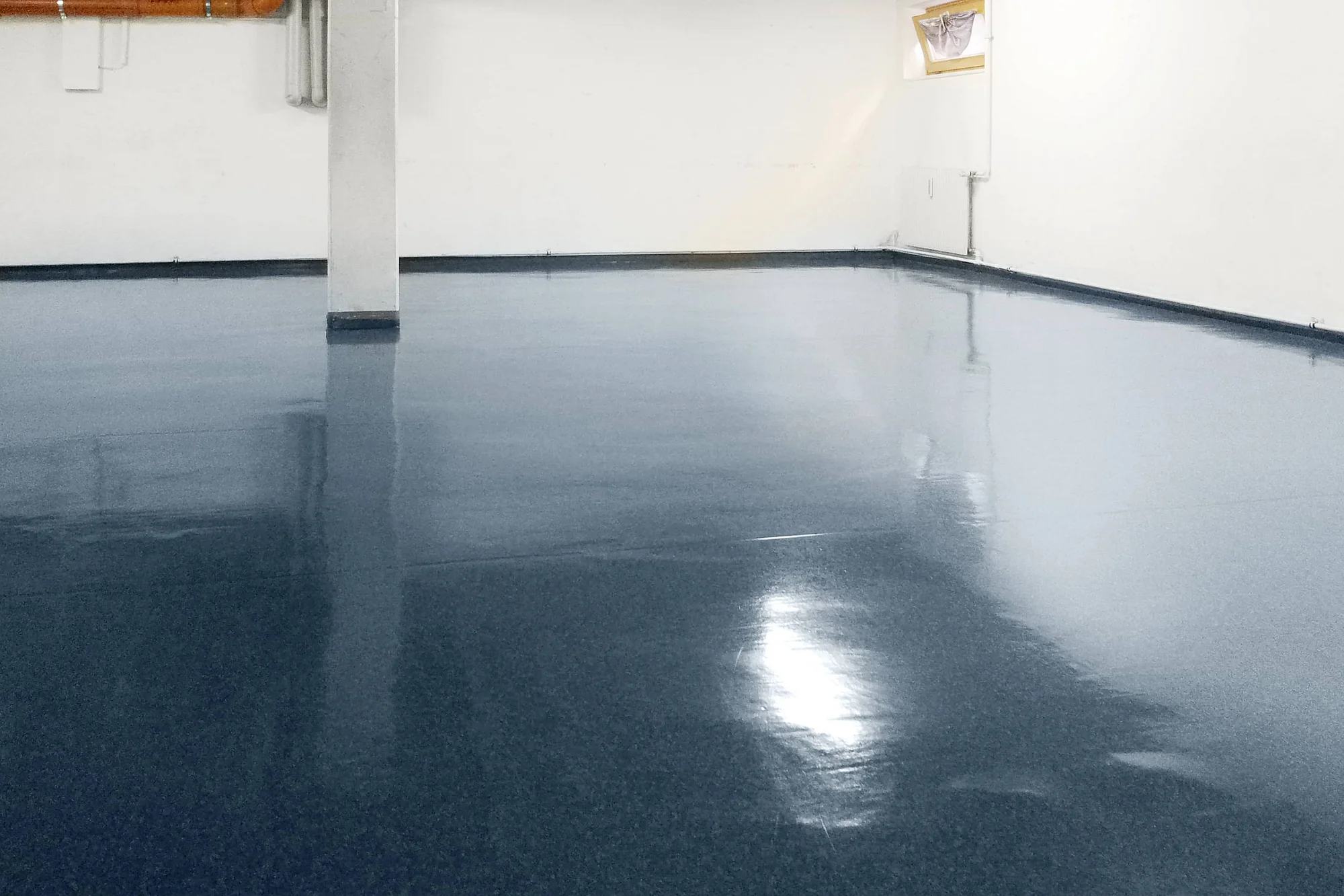 Gereinigter blauer PVC Boden. Recla Reinigungsfirma Wien