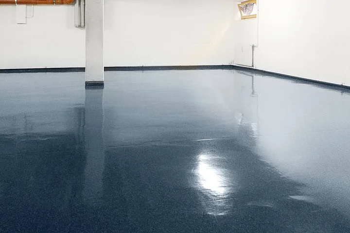 Gereinigter blauer PVC Boden. Recla Reinigungsfirma Wien