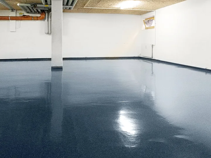 Gereinigter blauer PVC Boden. Recla Reinigungsfirma Wien