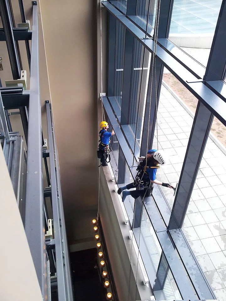 Reinigung Glasfassade in Wien durch Recla