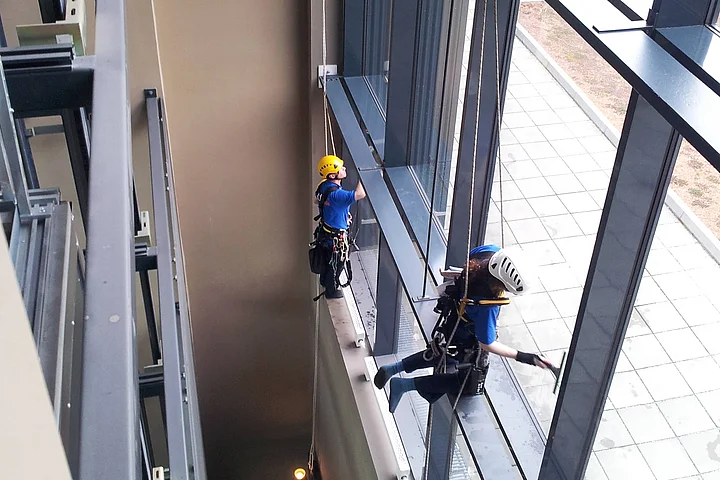 Reinigung Glasfassade in Wien durch Recla