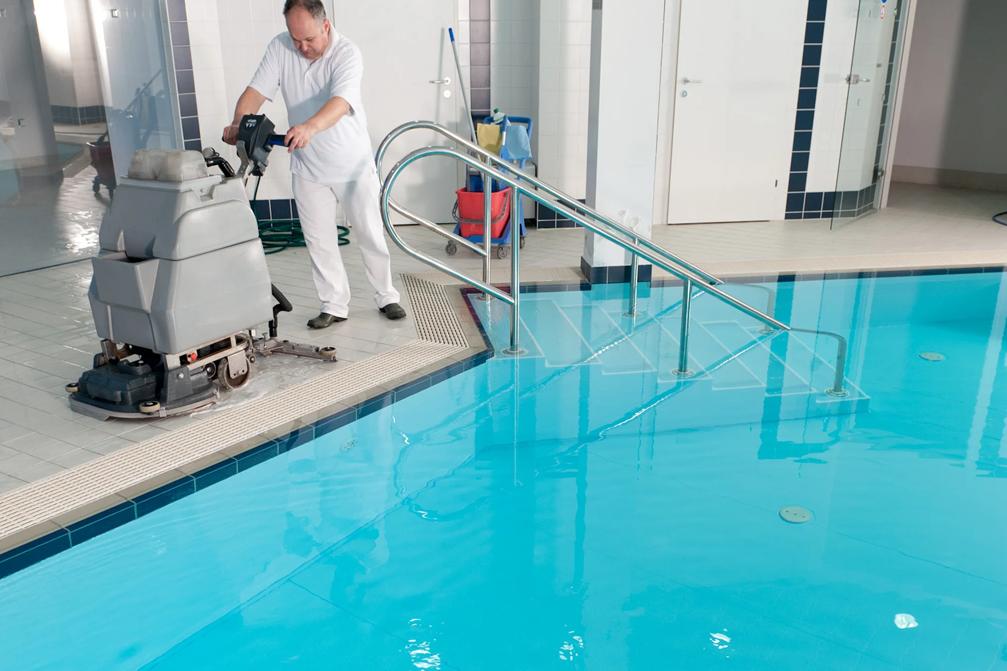 Maschine reinigt Pool Boden- Recla Reinigungsfirma Wien