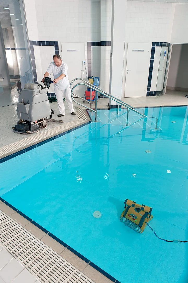 Maschine reinigt Pool Boden- Recla Reinigungsfirma Wien