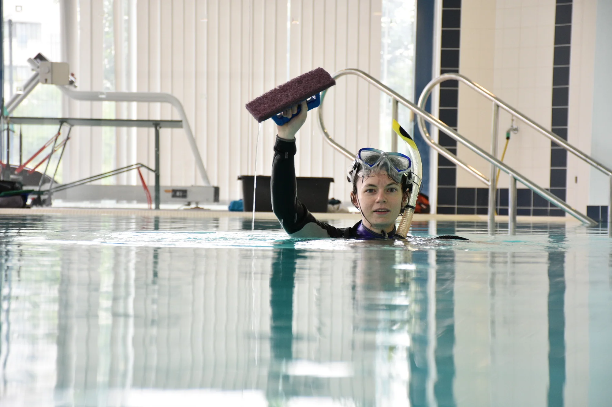 Schwimmbadreinigung mittels Taucherin Recla Reinigungsfirma Wien