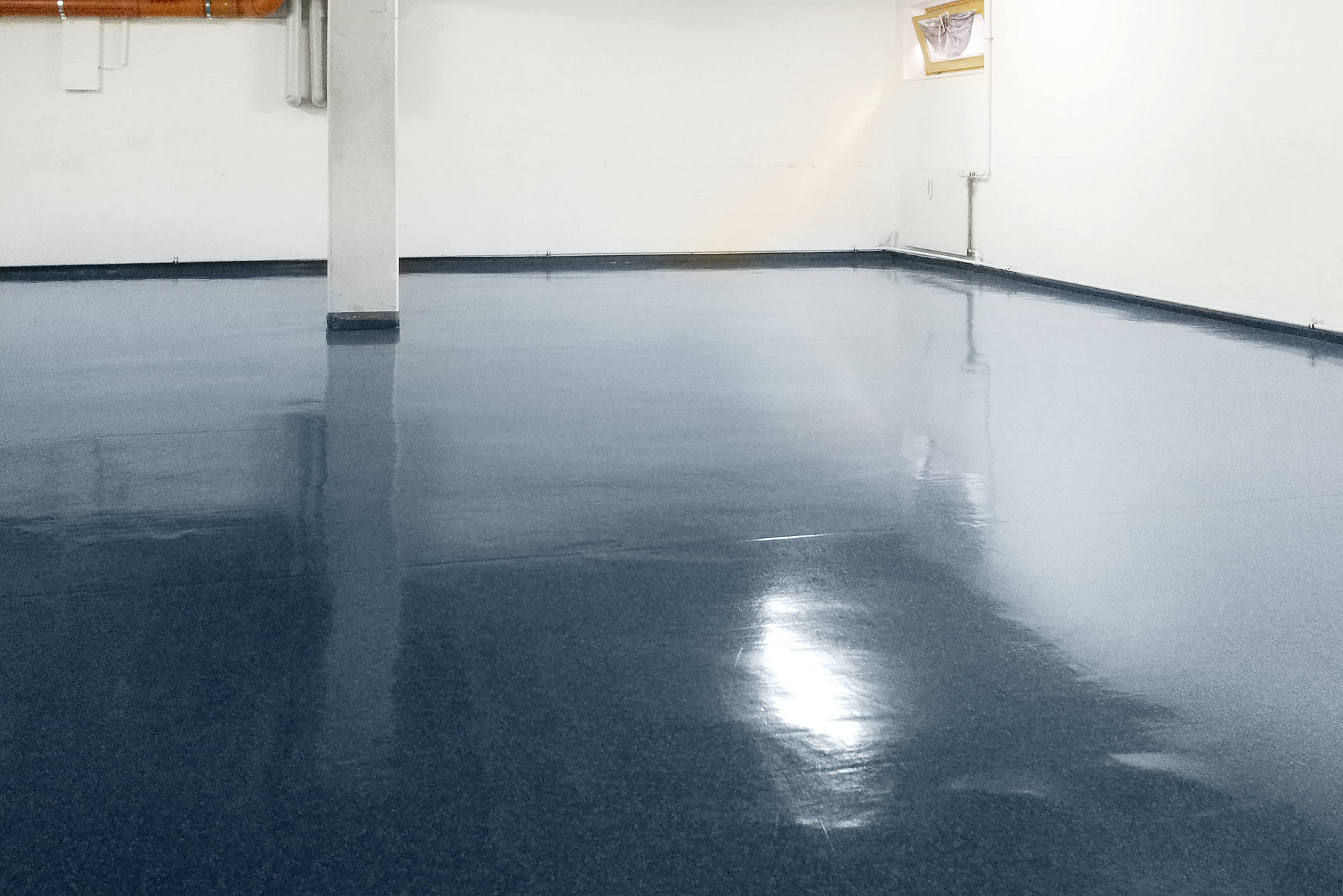 Gereinigter blauer PVC Boden. Recla Reinigungsfirma Wien