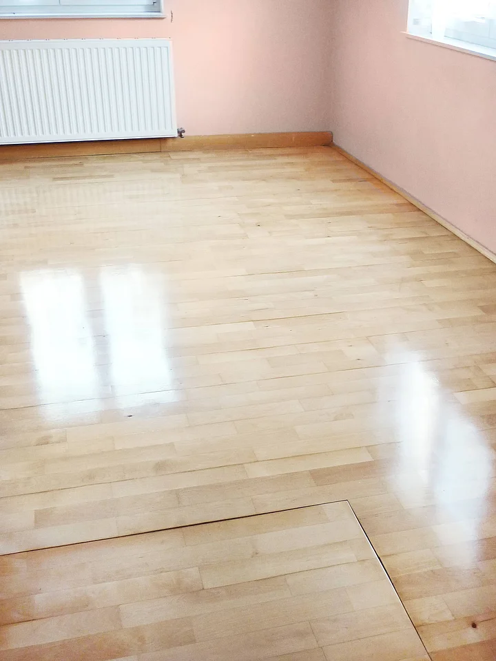 Parkettboden wie neu. Gereinigt und poliert. Recla Reinigungsfirma Wien