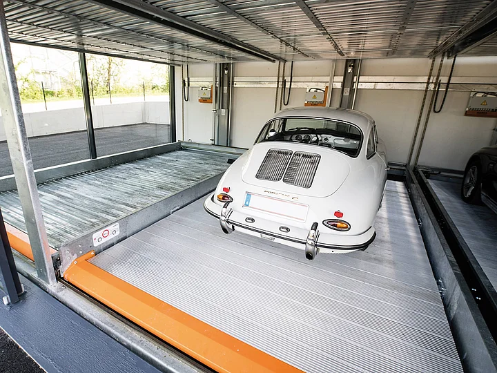 Porsche Oldtimer weiß in Duplex Garage